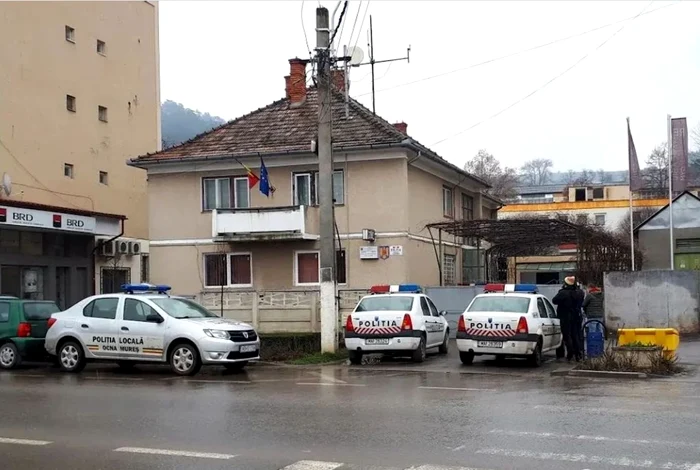 Bărbatul a fost găsit în fața Secției de Poliție din Ocna Mureș / foto: Adevărul