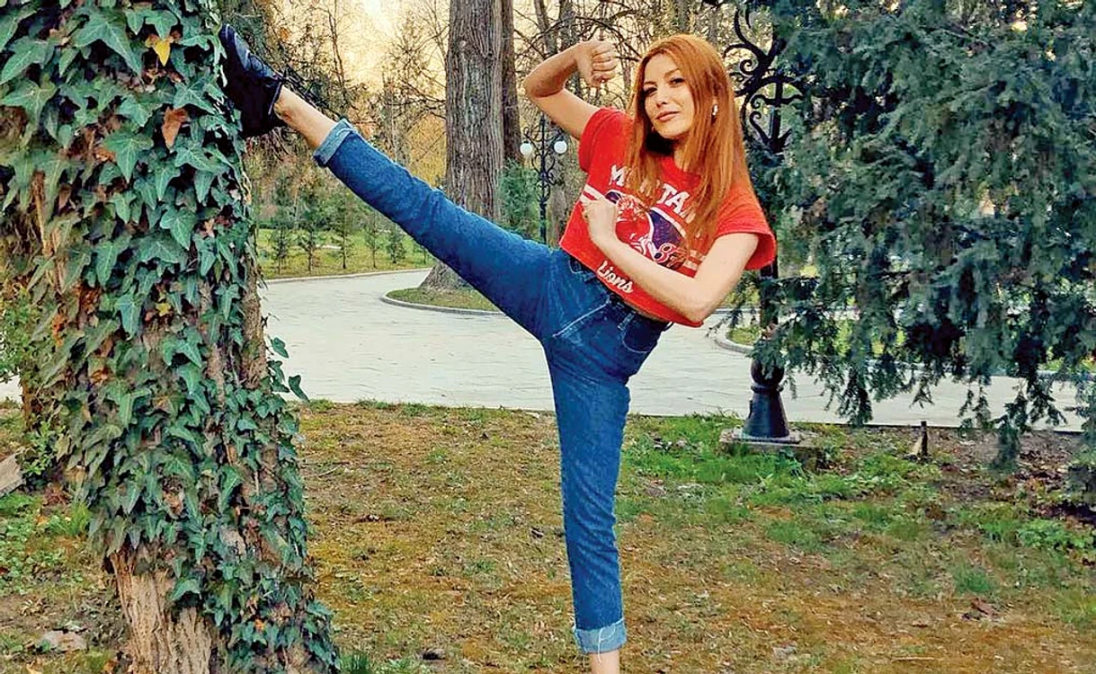 
    Elena Gheorghe face exerciţii fizice în parc  