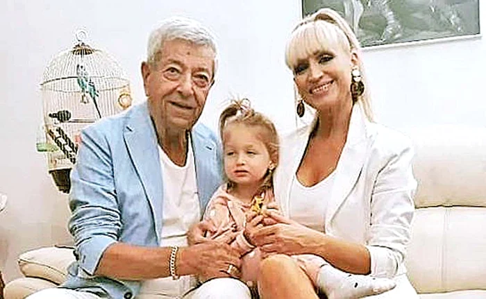 
    Ion și Simona Dichiseanu sunt topiți după nepoțica lor  