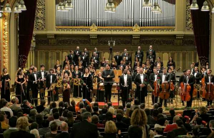 Cristian Măcelaru, alături de Orchestra Română de Tineret, la Ateneul Român FOTO: Virgil Oprina