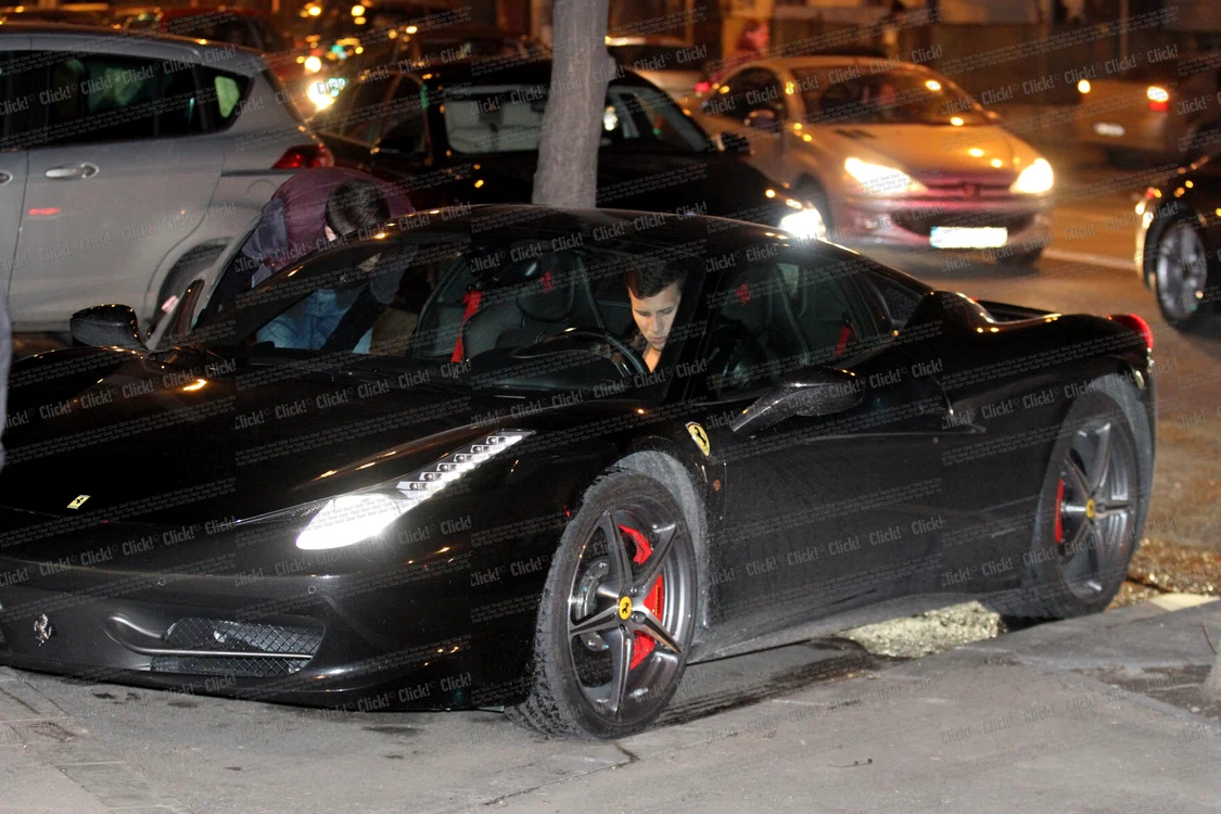 
    Ţucudean conduce un Ferrari negru  