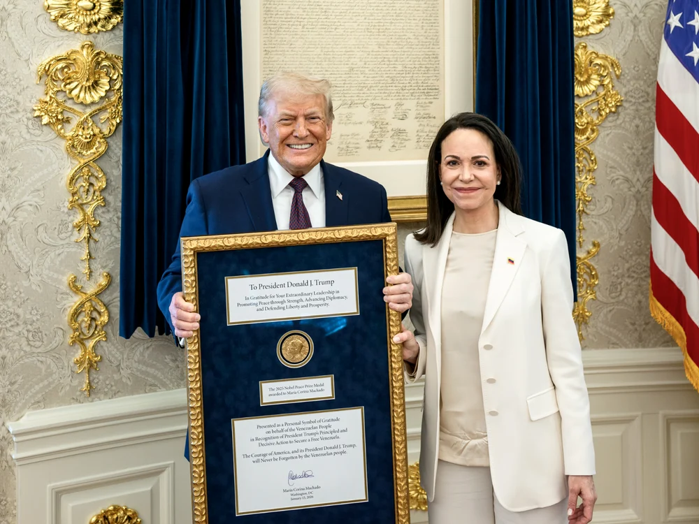 Maria Corina Machado i-a înmânat lui Donald Trump medalia Premiului Nobel pentru Pace FOTO:Casa Albă