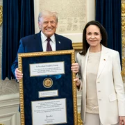 María Corina Machado i a inmanat lui Donald Trump medalia Premiului Nobel pentru Pace foto Casa Albă png