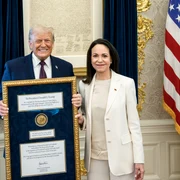 María Corina Machado i a inmanat lui Donald Trump medalia Premiului Nobel pentru Pace foto Casa Albă png