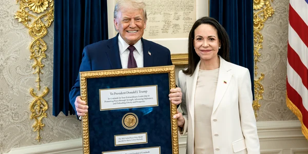 María Corina Machado i a inmanat lui Donald Trump medalia Premiului Nobel pentru Pace foto Casa Albă png