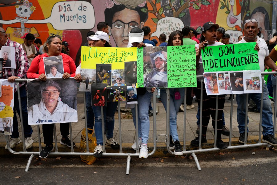 Deportați din cauza unor tatuaje. Mărturiile rudelor imigranților din Venezuela expulzați în El Salvador