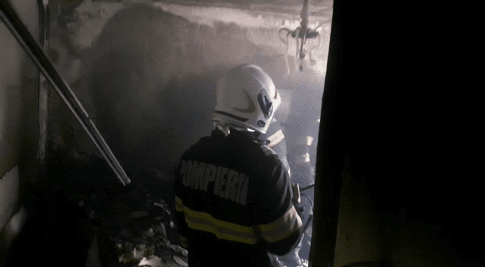 VIDEO Incendiu într-un apartament din Galați. Proprietarul a suferit un atac de panică
