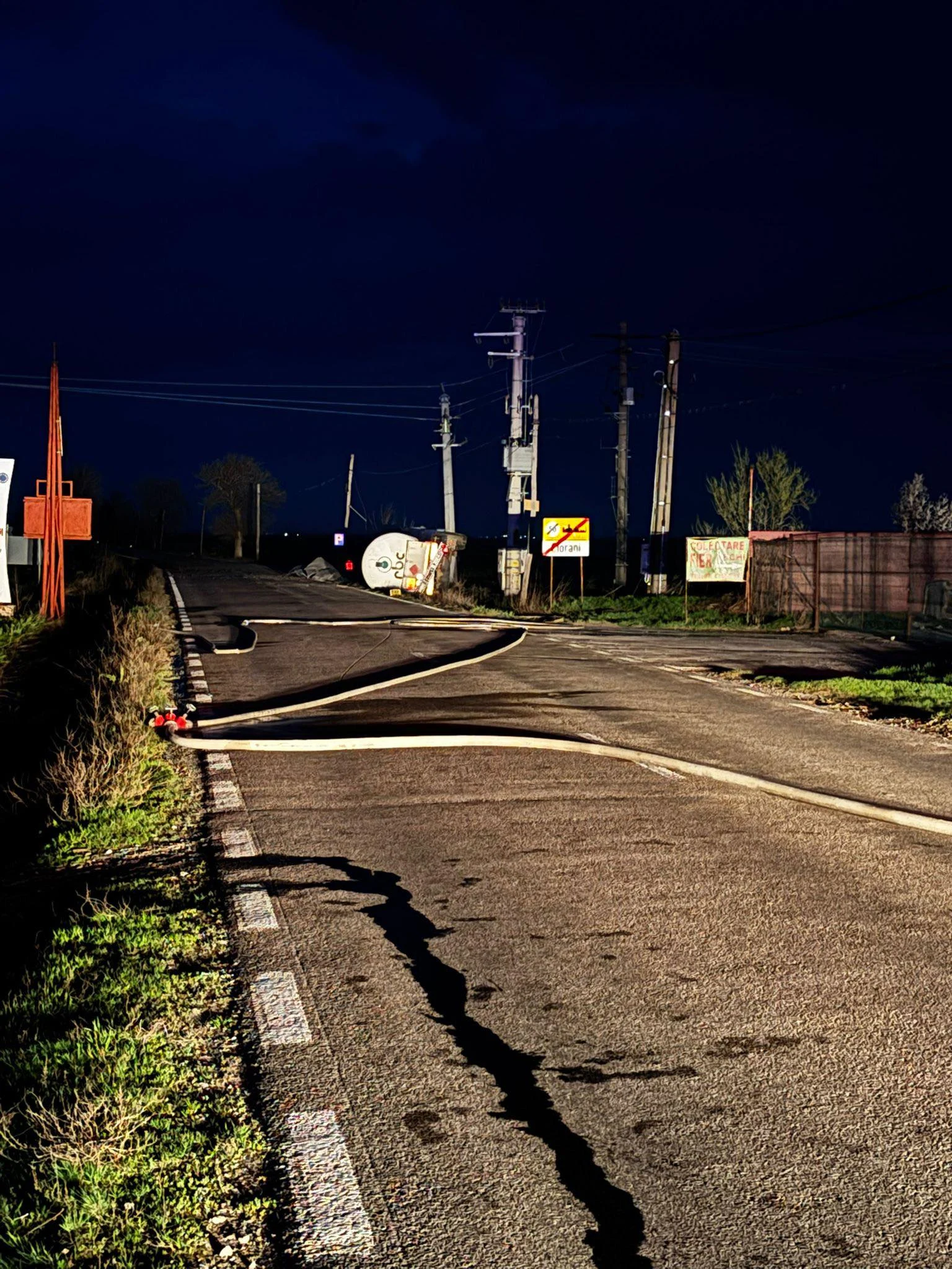 Sat din Prahova evacuat pe o rază de un kilometru, după ce o cisternă cu 30 de tone de GPL s-a răsturnat