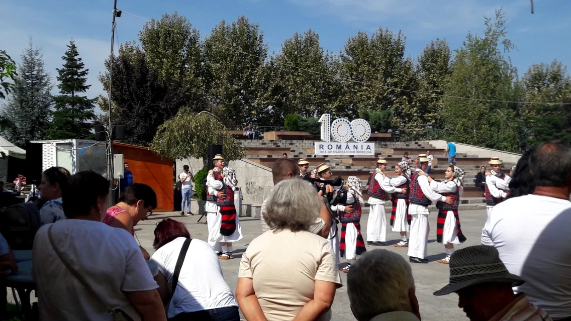 oltenii si restu lumii 2018 - deschidere
