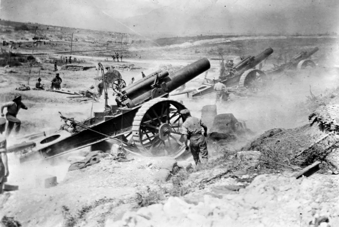 Artileria britanică bombardează poziţiile germane pe Frontul de Vest.