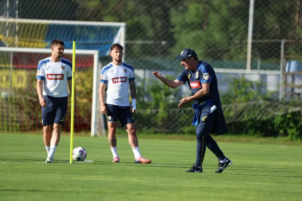 Hagi și-a început oficial al doilea mandat la națională. „Regele” i-a „biciuit” pe tricolori la Mogoșoaia
