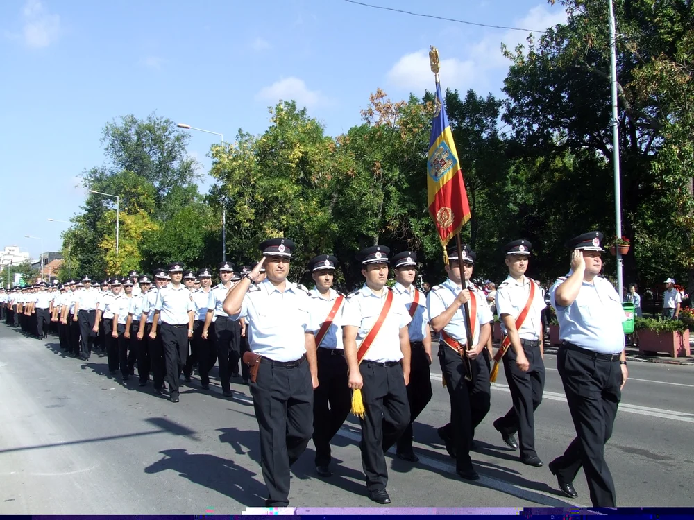 Pompierii au defilat în faţa oficialităţilor
