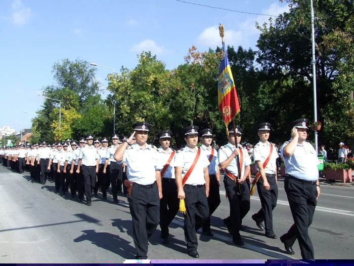 Pompierii au defilat în faţa oficialităţilor