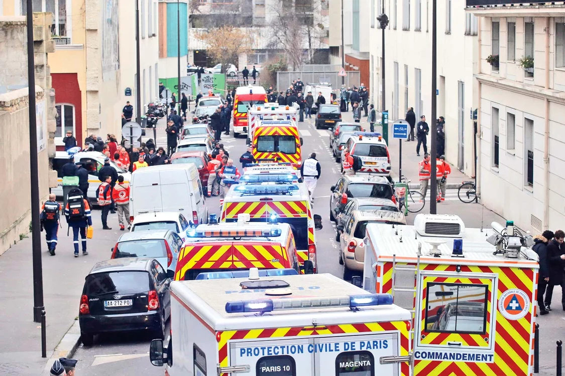 Ambulanţele s-au adunat la sediul revistei Charlie Hebdo