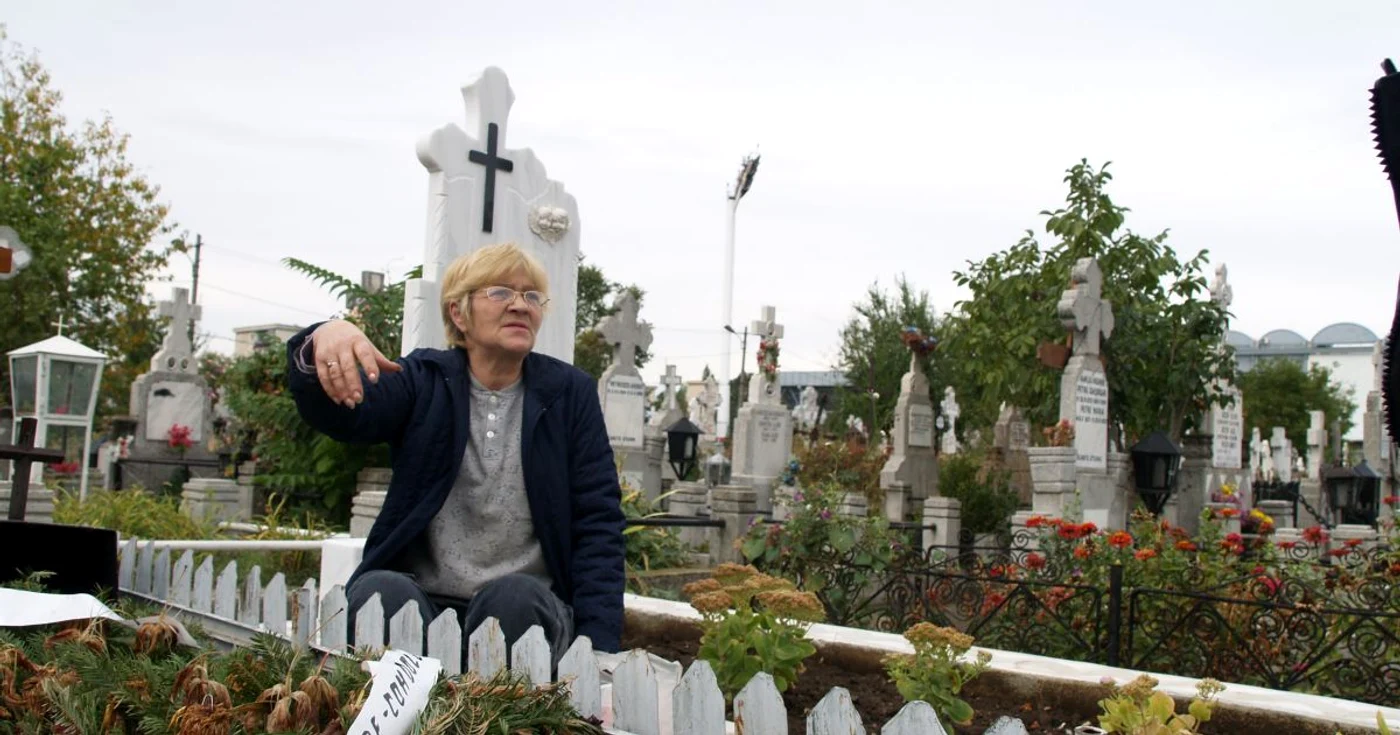 Pe Maria Druşco, groparii au „taxat-o“ cu 200 de lei pentru a săpa groapa fiului decedat în accident de maşină (foto: A Policală)