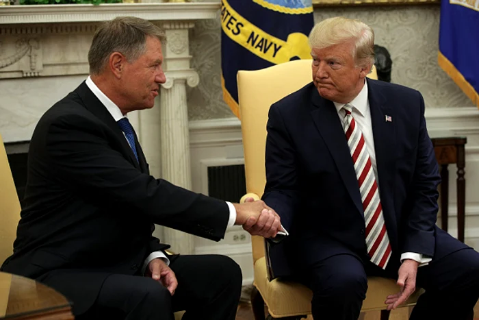 
    Iohannis și Trump au avut o întrevedere în Biroul Oval al Casei AlbeFoto: captură DIGI24  