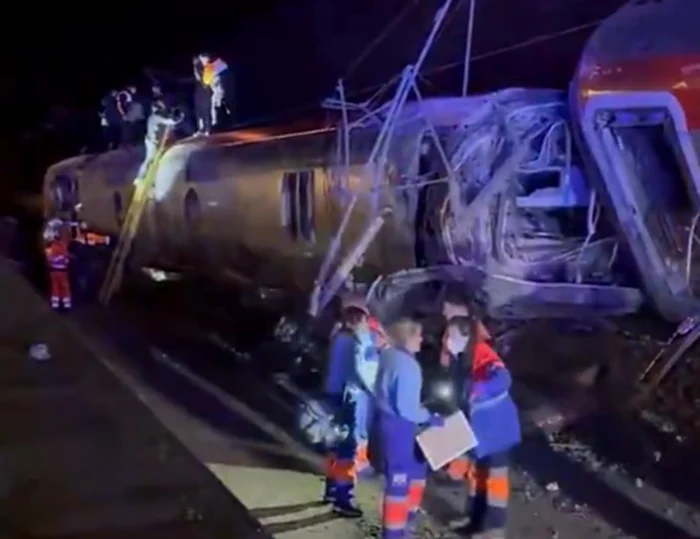 Vagonul 8 în care se afla pasagerul român s-a răsturnat după deraiere. Foto: captură video X