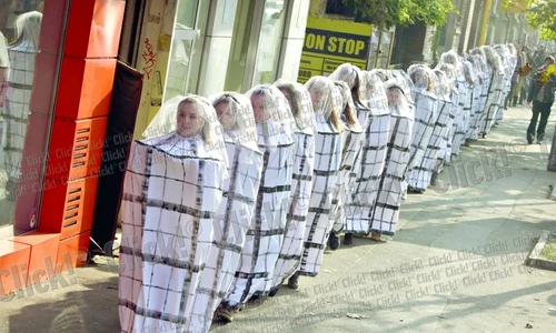 Cele 50 de mirese în colivii  au defilat pe străzi, de la  Universitate la Piaţa Romană jpeg