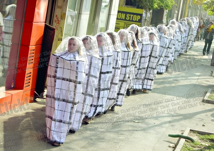 Cele 50 de mirese în colivii au defilat pe străzi, de la Universitate la Piaţa Romană