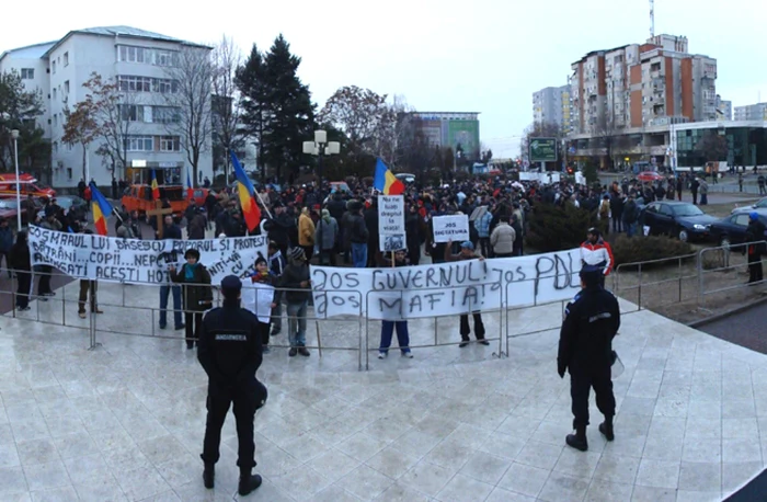 Jandarmii şi sindicaliştii şi-au luat măsuri de precauţie pentru protestele viitoare... (Foto: Mugurel Manea)