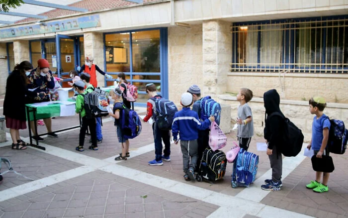 Micuţii israelieni la triajul epidemiologic