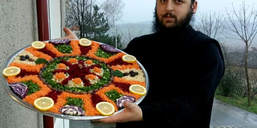 Călugărul Efrem Bandarică de la Mănăstirea Dervent din Constanţa - bucătar şi pictor Foto arhivă personală