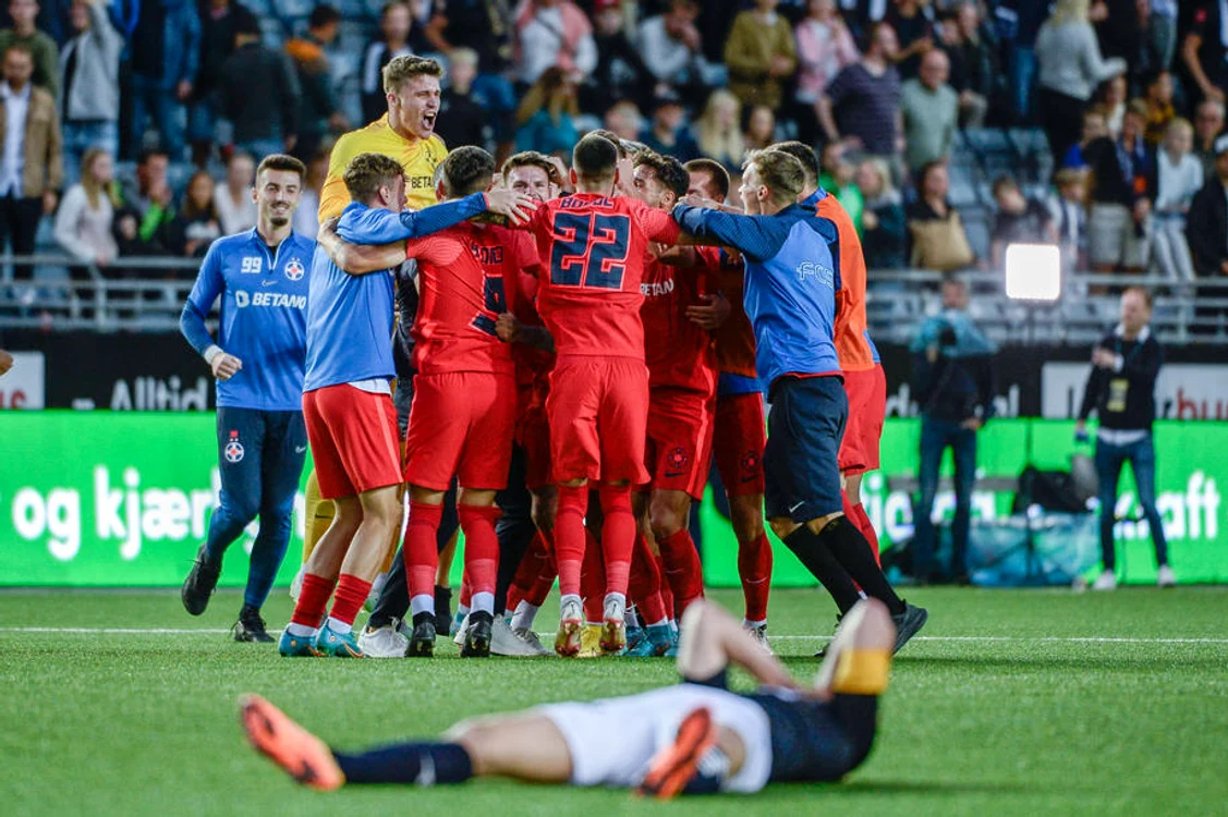 Hora bucuriei la FCSB, după o calificare așteptată de 5 ani. Foto EPA EFE
