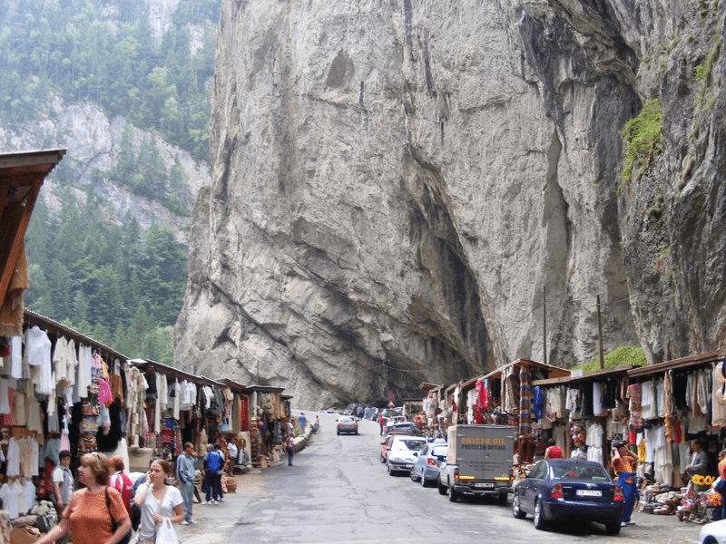 Bazarul kitsch din Cheile Bicazului, somaţii de demolare. Istoria unui litigiu de graniţă Neamţ - Harghita