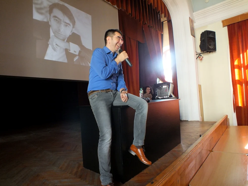 Mihai Găinuşă a oferit autografe adolescenţilor care îl admirăFoto: Prima TV