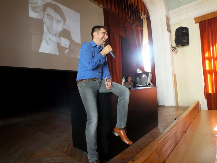 Mihai Găinuşă a oferit autografe adolescenţilor care îl admirăFoto: Prima TV
