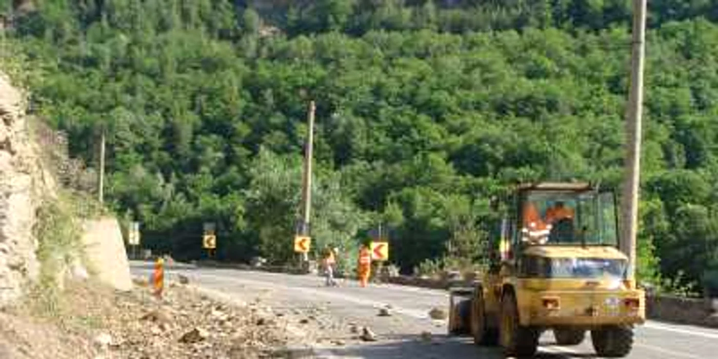 Pe Valea Oltului au căzut 18 m.c. de stâncă de pe versanţi, în carosabil (foto arhiva)