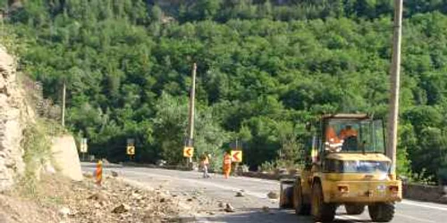 Pe Valea Oltului au căzut 18 m.c. de stâncă de pe versanţi, în carosabil (foto arhiva)