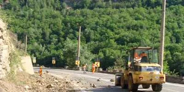 Pe Valea Oltului au căzut 18 m.c. de stâncă de pe versanţi, în carosabil (foto arhiva)