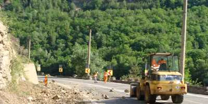 Pe Valea Oltului au căzut 18 m.c. de stâncă de pe versanţi, în carosabil (foto arhiva)