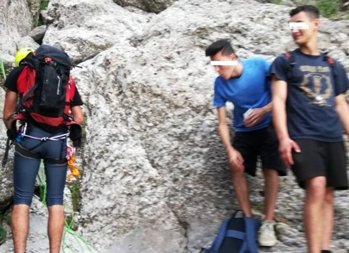
    Cei trei tineri erau complet neechipați pentru traseul pe care doreau să îl parcurgă Sursă foto: Salvamont Bușteni  