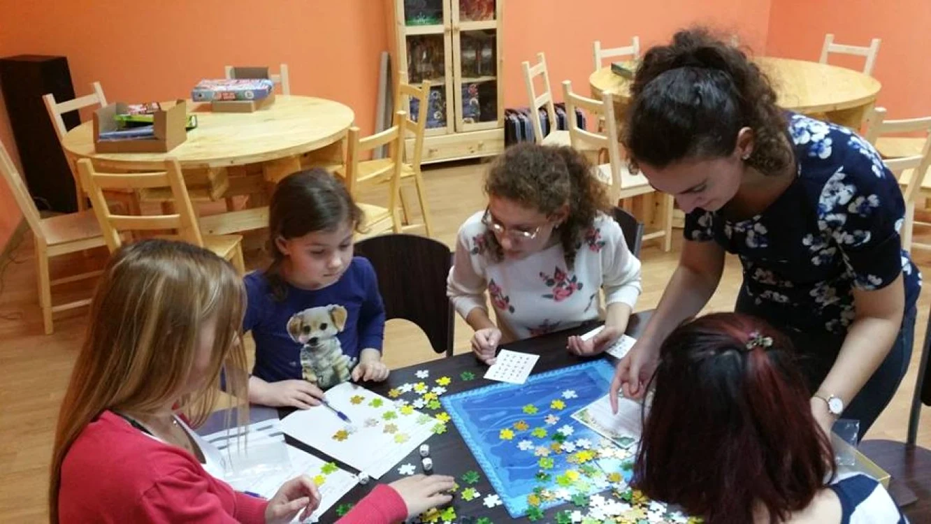 Copiii confecţionează mărţişoare ecologice FOTO Mare Nostrm