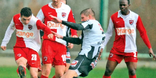 Liviu Ganea (nr. 28) vrea să-i arate lui Ţălnar că Dinamo a greşit atunci când l-a împrumutat la Astra p Foto: HURRIYET