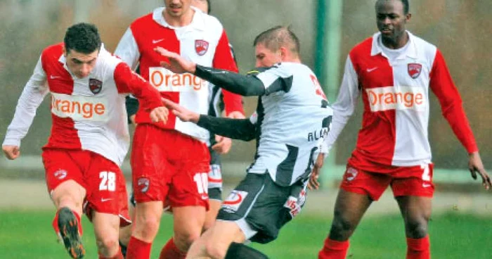 Liviu Ganea (nr. 28) vrea să-i arate lui Ţălnar că Dinamo a greşit atunci când l-a împrumutat la Astra p Foto: HURRIYET