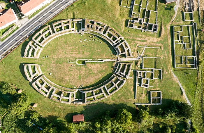 Ulpia Traiana. Sarmizegetusa inainte de restaurarea Amfiteatrului. Sursa: Wikipedia