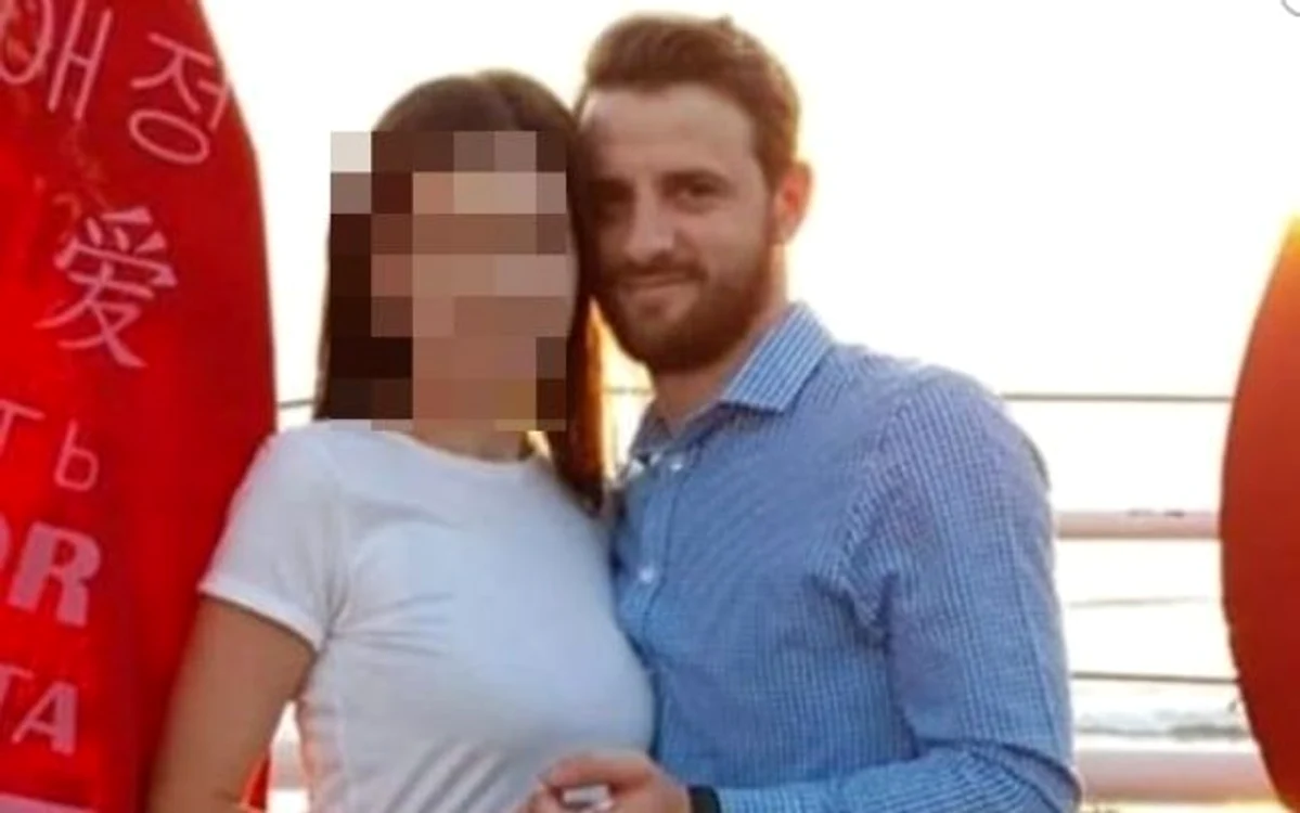 Poliţistul Daniel Dumitrescu s-a spânzurat cu o cravată de clanţa unei uşi a apartamentuluiFOTO: adevarul.ro