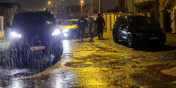 Agentul Madalin Tarau a fost condus acasa de politistii DGA  Un alt echipaj al ofiterilor anticoruptie il asteptau acasa, preluandu i masina pentru perchezitii02 jpg