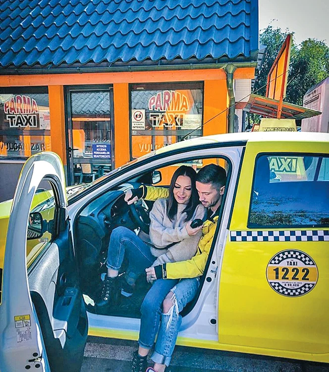 Andreea cu Ştefan  s-au fotografiat  într-un taxi 