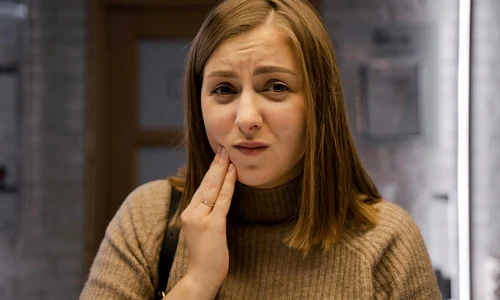 Femeie cu durere de dinti jpg