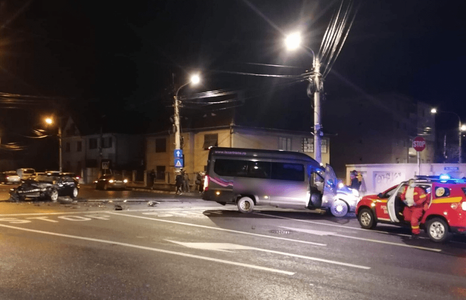 Patru pasageri dintr-un microbuz, grav răniți în urma coliziunii cu un autoturism intrat pe contrasens