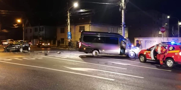 Patru victime pasageri într-un microbuz în care a intrat o mașină în municipiul Sibiu Foto oradesibiu ro jpg