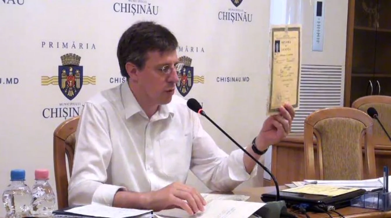 dorin chirtoaca isi arata diplomele