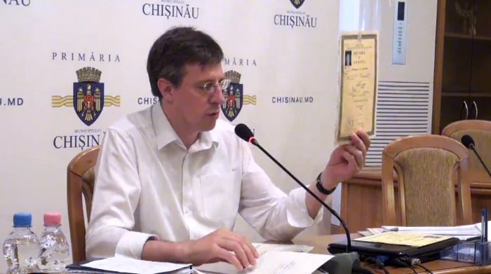 dorin chirtoaca isi arata diplomele