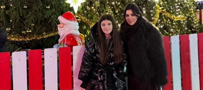 Simona Pătruleasa și fiica ei, Ingrid, lângă brad foto: Yolo Media