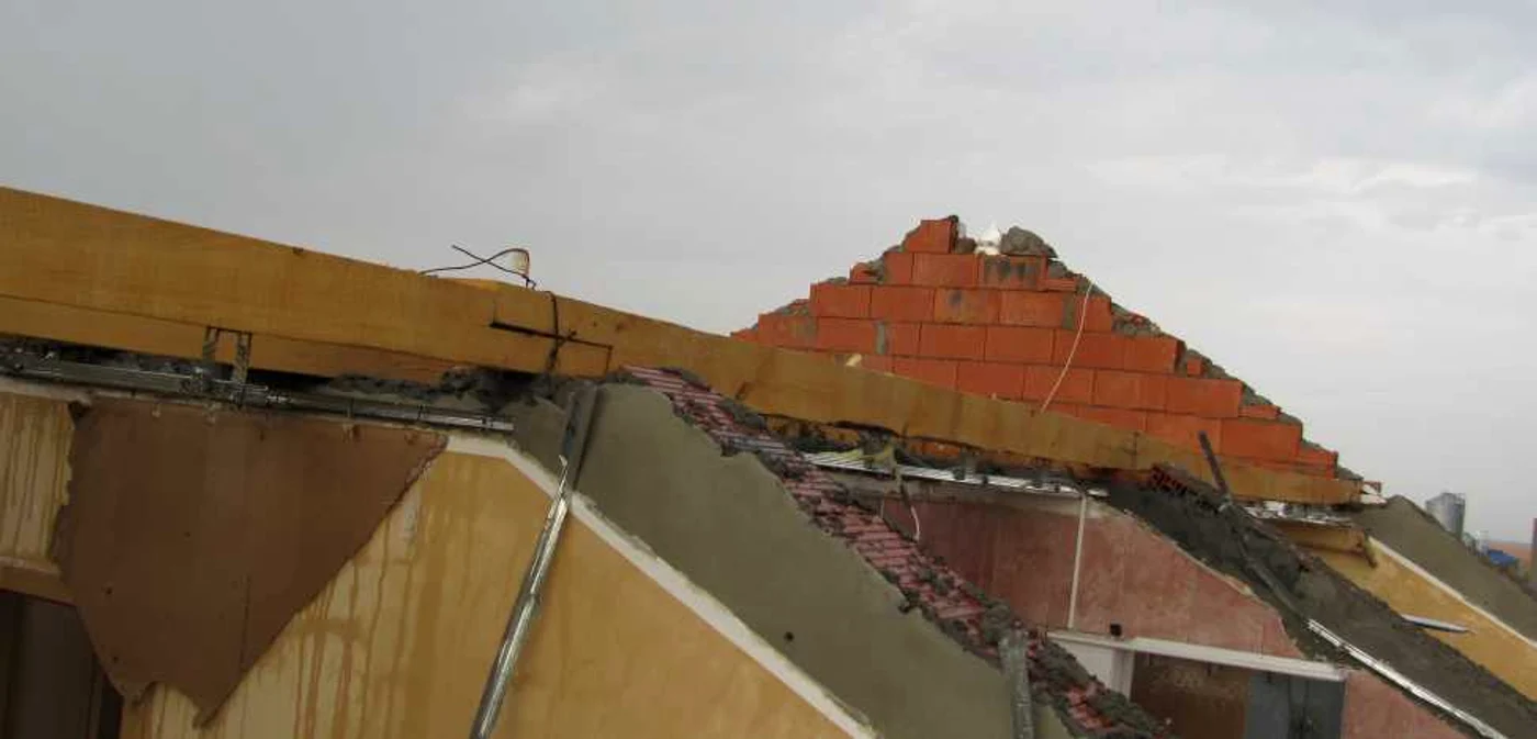 Hoţii au furat mare parte din acoperişul unei clădiri ce aparţine municipiului Turnu Măgurele foto: Adevărul