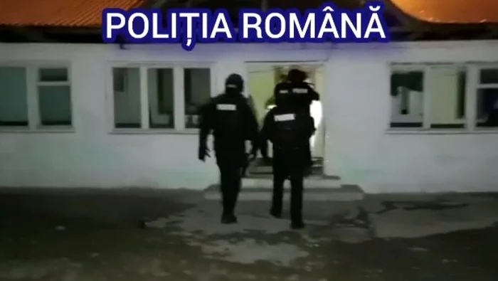 Doi minori, de 14 şi 17 ani, principalii suspecţi ai crimei din Piteşti. Ce au găsit poliţiştii la locuinţele băieţilor